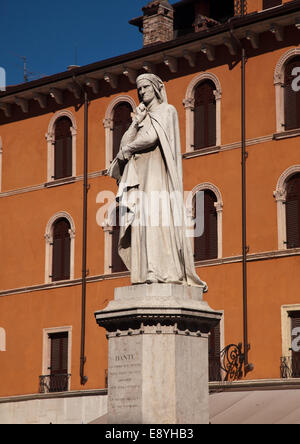 Statua di Dante a Verona Foto Stock