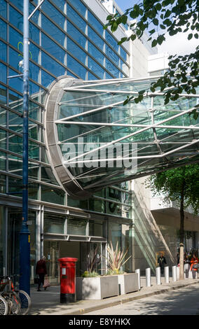 Corporation Street, Manchester, Inghilterra, Regno Unito. La Marks & Spencer store sulla sinistra con la passerella che collega al centro commerciale Arndale. Foto Stock