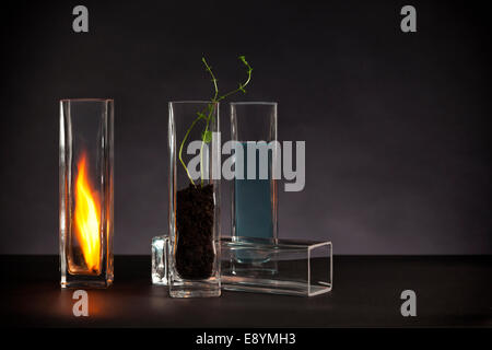 I quattro elementi ancora vita - Fuoco, acqua, terra e aria - disposte in vasi di vetro Foto Stock