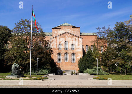 Monumento del soldato sconosciuto, situato proprio accanto alla chiesa di Santa Sofia a Sofia, Bulgaria Foto Stock