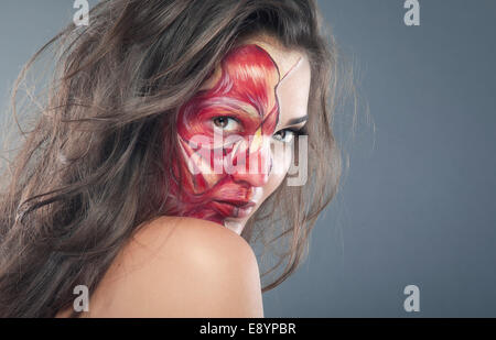 Ragazza zombie make-up per halloween holiday, metà faccia la bellezza, un altro sanguinosa Foto Stock