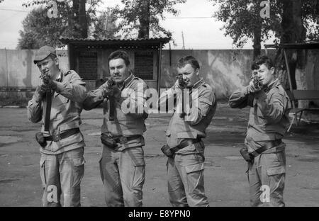 Regione di Mosca, Russia - circa 1993: soldati in posa con pistole. i preparativi per la ripresa. scansione pellicola. la granella grande, circa 1993 Foto Stock