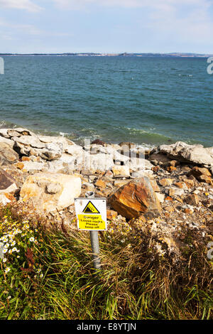 Pericolo di rocce allentato la caduta di roccia segno sull orlo di Newlyn Cornwall Regno Unito Inghilterra Foto Stock