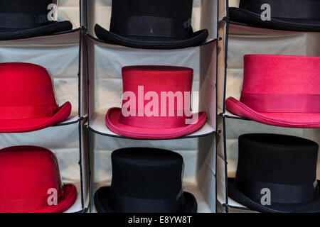 Cappelli colorati sul display e per la vendita Foto Stock