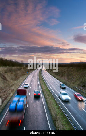 Accelerazione dei processi di alba del traffico su occupato un bypass64 a Malton in North Yorkshire, Inghilterra Foto Stock