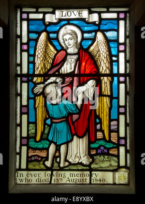 Vetrata raffigurante amore a St James Church, Lealholm, North Yorkshire, Inghilterra Foto Stock