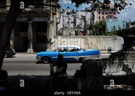 Anni Cinquanta la vettura americana, Havana, Cuba nella parte anteriore del vecchio edificio coloniale. Foto Stock