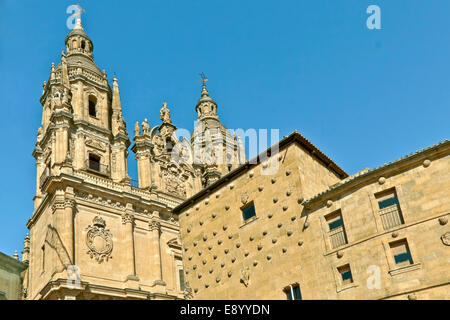 Vista dettagliata della facciata della Casa de las Conchas & La Cleraçia, Salamanca, Castilla y León, Spagna. Foto Stock