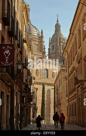 Salamanca, Castilla y León, Spagna: vista da Calle Liberos sulla Chiesa Clerecía. Foto Stock