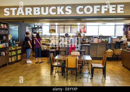 Saint St. Louis, Missouri, Lambert-St Louis International Airport,STL,terminal,gate,Starbucks Coffee,barista,catena,clienti,cafe,uomo uomini maschio,donna fe Foto Stock