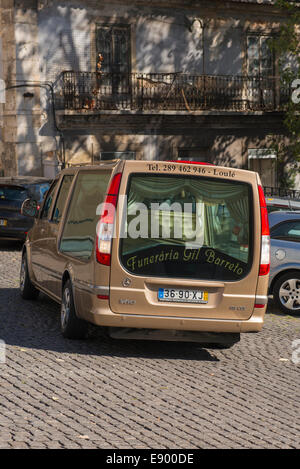 Portogallo Lisbona Baixa - bronzo metallico Funeraria funebre Gil Barreto parcheggiata dall ospedale - tende oscuranti Foto Stock