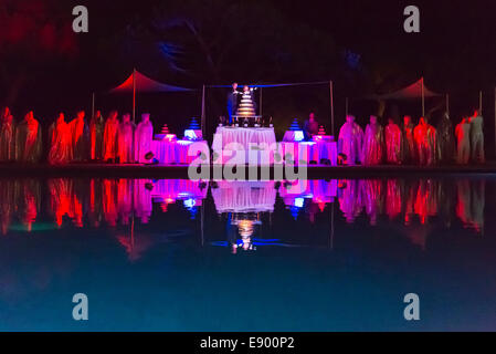 Il Portogallo Algarve Albufeira Da Balaia Club Med Méditerranée champagne Cava fontana piscina serale mostra parte del divertimento di chef de Village Foto Stock