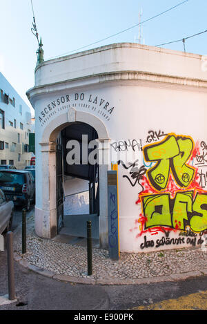 Portogallo Lisbona Alfama ingresso superiore ascensore funicolare Ascensor do Lavra blu parete piastrellata graffiti graffitti grafitti grafiti Foto Stock