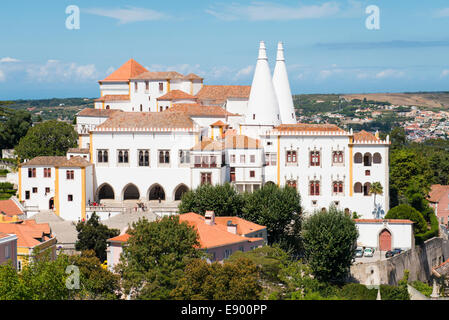 Il Portogallo Palcio Nacional de Sintra National Palace grande cucina camini residenza reale di estate ora museo Foto Stock