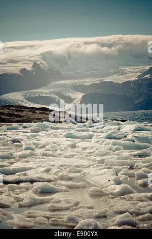 Jokulsarlon Laguna del ghiacciaio Vatnajokull nel Parco Nazionale, Islanda. Verticale shot filtrato Foto Stock