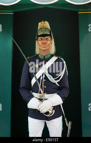 Portogallo Lisbona Bairro Alto vecchia città giovane soldato maschio con uniforme cerimoniale & spada di sentinella in Largo do Carmo Foto Stock