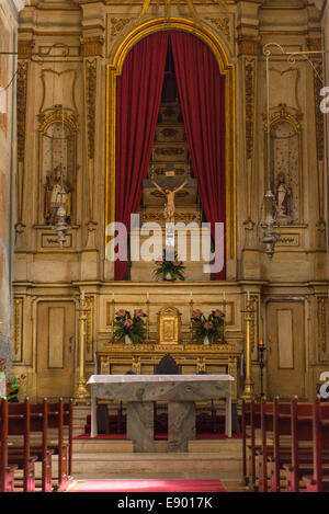 Il Portogallo Sintra Igreja de Sao Martinho Praca da Republica chiesa interno interno altare crocifisso Foto Stock