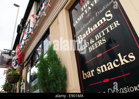 Parte anteriore della lampada Tavern pub in Dudley uno della birreria Bathams pub tradizionali con il Black Country bandiera con orgoglio a questo CAMRA real ale Foto Stock