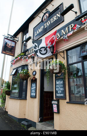 Parte anteriore della lampada Tavern pub in Dudley uno della birreria Bathams pub tradizionali con il Black Country bandiera con orgoglio a questo CAMRA real ale Foto Stock