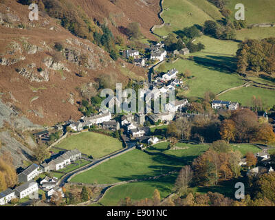 Vista aerea del Lakeland Village di Chapel Stile, grande Langdale, Lake District, Cumbria, England, Regno Unito Foto Stock