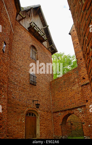 La torre e il frammento di una muraglia difensiva dell'Arch-Cattedrale di Frombork, Polonia. Foto Stock