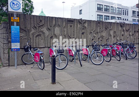 Ciclo di nextbike stand a Charing Cross, Stazione ferroviaria a Glasgow Scozia Scotland Foto Stock