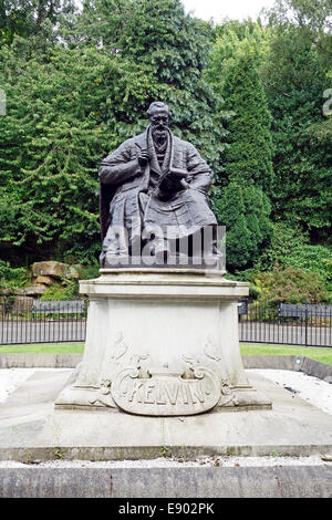 Monumento del Lord Kelvin in Kelvingrove Park sotto l'edificio principale dell'Università di Glasgow in Glasgow Scozia Scotland Foto Stock
