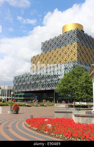 Nuova biblioteca pubblica conosciuta come biblioteca di Birmingham, West Midlands, Inghilterra. Esso è stato inaugurato nel 2013 e progettato da Mecanoo. Foto Stock