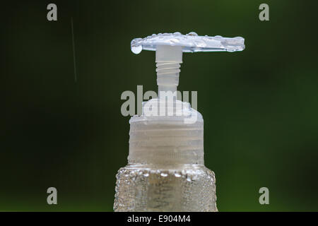 Vicino la goccia di acqua sulla pompa della bottiglia Foto Stock