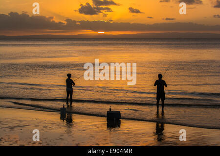 Accoppiare la pesca al tramonto, Tangalooma, Moreton Island, Queensland, Australia Foto Stock