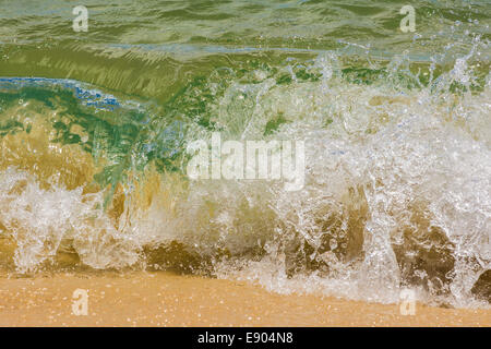 Rottura di onde sulla spiaggia, Tangalooma, Moreton Island, Queensland, Australia Foto Stock