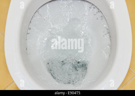 Vista ingrandita di un bianco di lavaggio wc Foto Stock