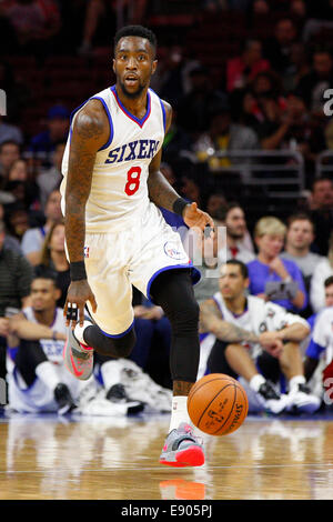Philadelphia, Pennsylvania, USA. Xvi oct, 2014. Philadelphia 76ers guard Tony Wroten (8) in azione durante l'NBA preseason game tra i Boston Celtics e la Philadelphia 76ers presso la Wells Fargo Center di Philadelphia, Pennsylvania. Credito: Cal Sport Media/Alamy Live News Foto Stock