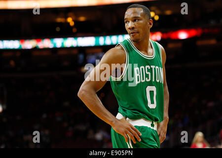 Philadelphia, Pennsylvania, USA. Xvi oct, 2014. Boston Celtics guard Avery Bradley (0) guarda indietro durante l'NBA preseason game tra i Boston Celtics e la Philadelphia 76ers presso la Wells Fargo Center di Philadelphia, Pennsylvania. Credito: Cal Sport Media/Alamy Live News Foto Stock