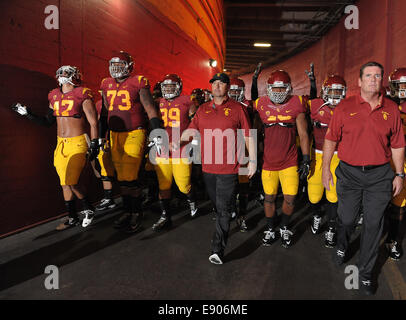 Agosto 30, 2014, Los Angeles, CA...USC Trojans capo allenatore Steve Sarkisian esce dal tunnel di USC per la prima volta come Head Coach della USC Trojans, presso il Los Angeles Memorial Coliseum, il 30 agosto 2014. (Obbligatorio Credito: Jose Marin / MarinMedia.org / Cal Sport Media) (assolutamente - tutte complete fotografo e di credito della società(s) richiesto) Foto Stock