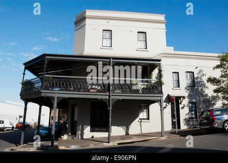 Un angolo tradizionale casa a schiera, con letti in ferro battuto con balcone nella storica interna sobborgo occidentale di Rozelle a Sydney in Australia Foto Stock