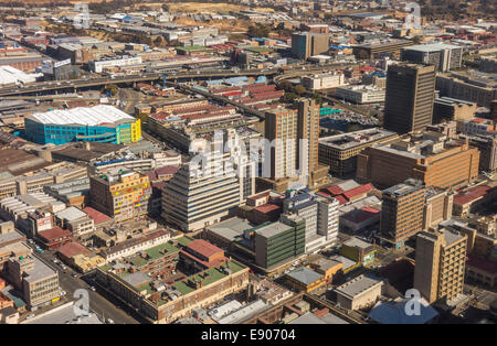 JOHANNESBURG, SUD AFRICA - grattacieli ed edifici nella sezione meridionale Central Business District. Vista aerea a sud. Foto Stock