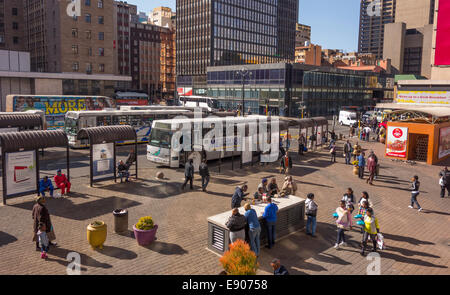 JOHANNESBURG, SUD AFRICA - Le persone e gli autobus in Piazza Gandhi, nel centro storico della città. Foto Stock
