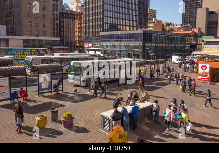 JOHANNESBURG, SUD AFRICA - Le persone e gli autobus in Piazza Gandhi, nel centro storico della città. Foto Stock