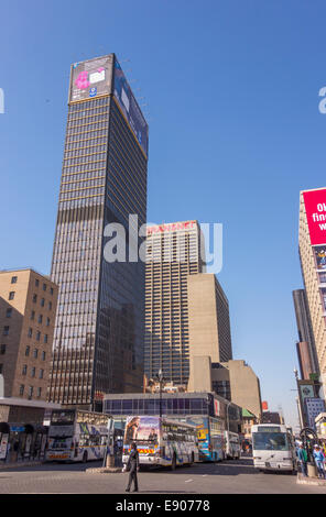 JOHANNESBURG, SUD AFRICA - Persone ed edifici in Gandhi Square, nel centro della città. Foto Stock