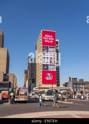 JOHANNESBURG, SUD AFRICA - Le persone e gli autobus e gli edifici in Piazza Gandhi, nel centro storico della città. Foto Stock