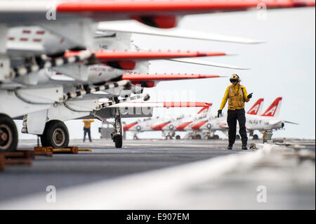 Stati Uniti Aviazione Navale di Boatswain Mate (manipolazione) 2a classe Christopher O'Neil dirige T-45C Astore aeromobile assegnati alla formazione Foto Stock