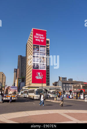 JOHANNESBURG, SUD AFRICA - Le persone e gli autobus e gli edifici in Piazza Gandhi, nel centro storico della città. Foto Stock