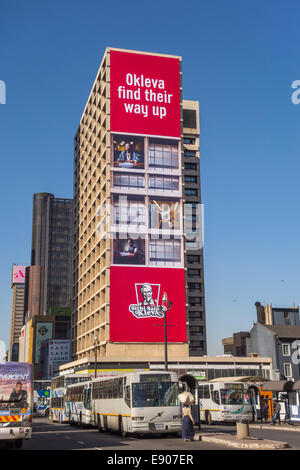 JOHANNESBURG, SUD AFRICA - Le persone e gli autobus e gli edifici in Piazza Gandhi, nel centro storico della città. Foto Stock