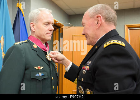 Presidente del Comune di capi di Stato Maggiore degli Stati Uniti Esercito gen. Martin E. Dempsey, destro presenta una legione di merito Medaglia al Presidente della NATO Comitato militare esercito danese gen. Knud Bartels al Pentagono di Arlington, Virginia, Ottobre 2, 2014. Foto Stock