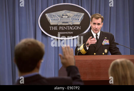 Stati Uniti Navy Adm posteriore. John Kirby, il pentagono premere il segretario, dà un briefing e risponde alle domande per i supporti su eventi all'interno del Dipartimento della Difesa, il Medio Oriente e Africa durante il suo settimanale conferenza stampa al Pentagono di Arlington, Virginia, Foto Stock