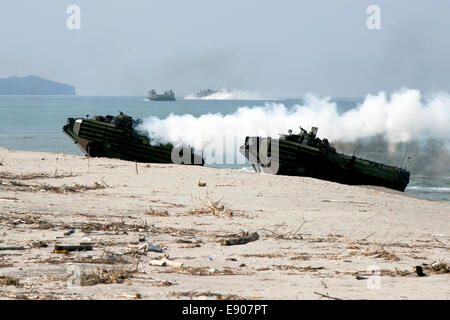 Stati Uniti Marines con India Company, 3° Battaglione, quinto reggimento Marini, 31 Marine Expeditionary Unit e Philippine marines arriva a una spiaggia durante un assalto meccanizzata come parte di sbarco (esercizio PHIBLEX) 15 in Zambales, Luzon, Filippine, O Foto Stock