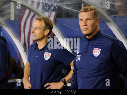 Florida, Stati Uniti d'America. Xiv oct, 2014. Stati Uniti Head Coach Jurgen Klinsmann e Stati Uniti Goalkeeper Coach Chris Woods (a destra) durante l'amichevole internazionale tra gli Stati Uniti Nazionale Maschile e Honduras a FAU Stadium in Boca Raton, Florida © Azione Sport Plus/Alamy Live News Foto Stock