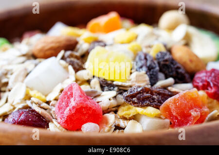 Muesli in ciotola con dadi, bacche, semi, canditi di primo piano Foto Stock