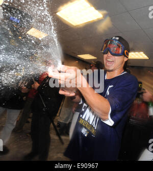 Kansas City, Missouri, Stati Uniti d'America. 15 ottobre, 2014. Norichika Aoki (Royals) MLB : Norichika Aoki dei Kansas City Royals festeggia con lo champagne dopo la conquista della Major League Baseball American League campionato di serie il gioco 4 presso Kauffman Stadium di Kansas City, Missouri, Stati Uniti d'America . © AFLO/Alamy Live News Foto Stock